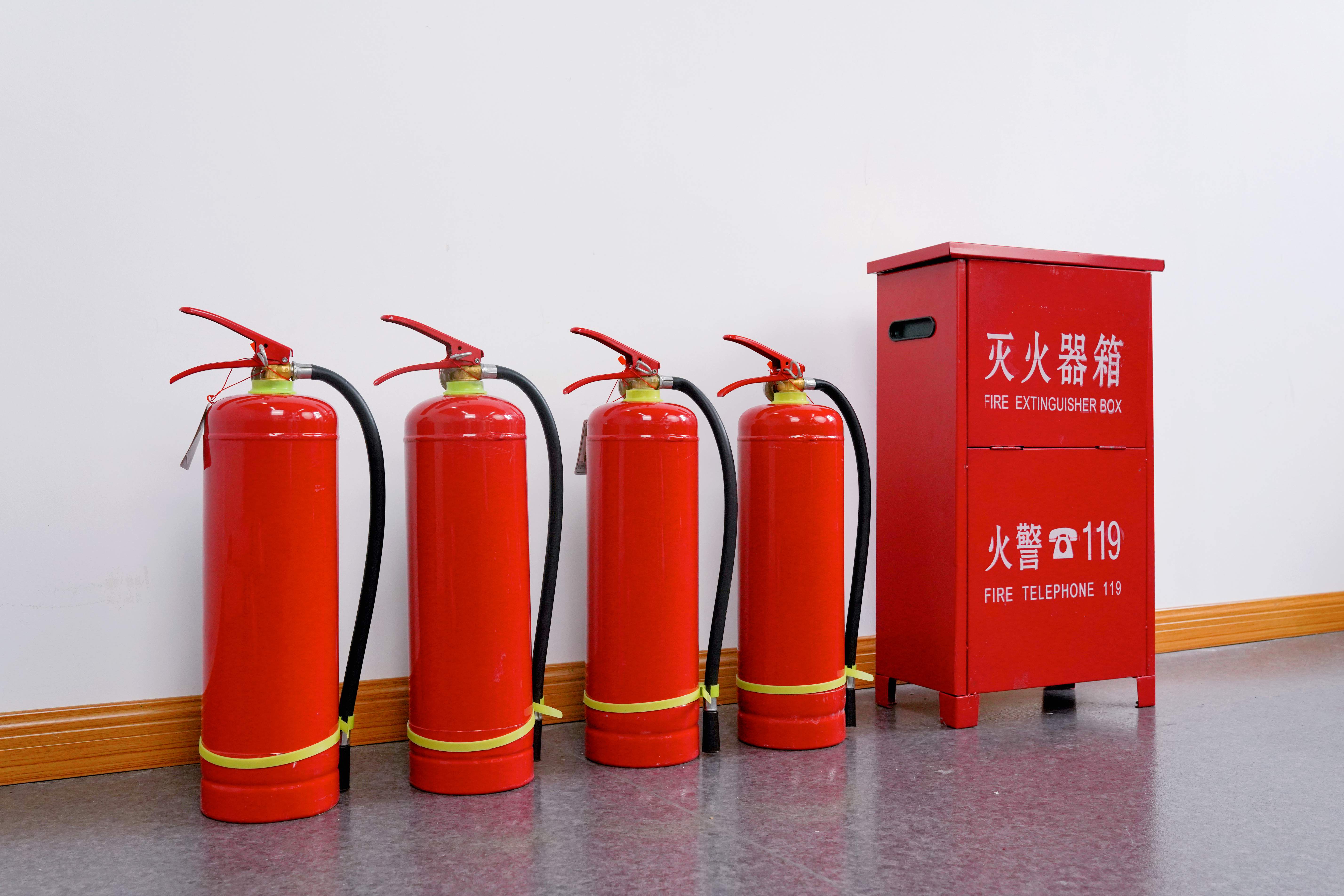 “万能”E类灭火器的致命误区：高压配电室灭火真相与VR实训突围